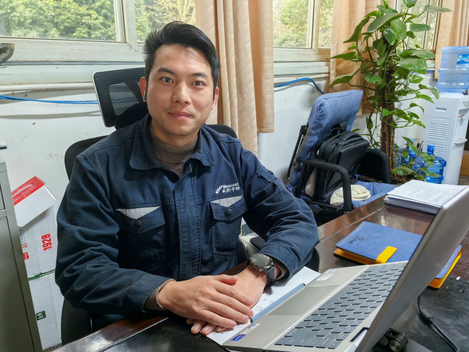 60.余静工作照.jpg